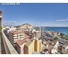 Exclusivo Ático en Venta con Espectaculares Vistas al Mar y al Castillo de Santa