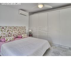 Exclusivo Ático en Venta con Espectaculares Vistas al Mar y al Castillo de Santa