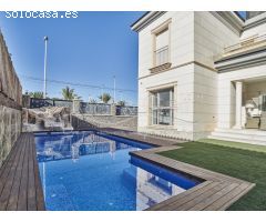 Espectacular Chalet en Venta con Piscina y Sala de Ocio en Arenales del Sol