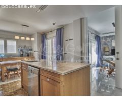 Espectacular Chalet en Venta con Piscina y Sala de Ocio en Arenales del Sol