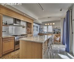 Espectacular Chalet en Venta con Piscina y Sala de Ocio en Arenales del Sol