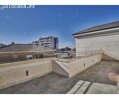 Espectacular Chalet en Venta con Piscina y Sala de Ocio en Arenales del Sol