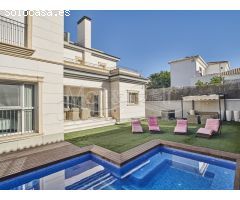 Espectacular Chalet en Venta con Piscina y Sala de Ocio en Arenales del Sol