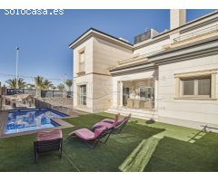 Espectacular Chalet en Venta con Piscina y Sala de Ocio en Arenales del Sol