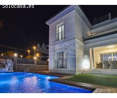 Espectacular Chalet en Venta con Piscina y Sala de Ocio en Arenales del Sol