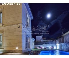 Espectacular Chalet en Venta con Piscina y Sala de Ocio en Arenales del Sol