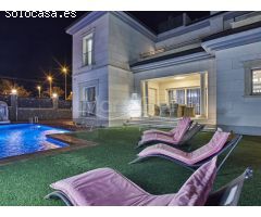 Espectacular Chalet en Venta con Piscina y Sala de Ocio en Arenales del Sol