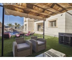 Espectacular Chalet en Venta con Piscina y Sala de Ocio en Arenales del Sol