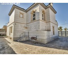 Espectacular Chalet en Venta con Piscina y Sala de Ocio en Arenales del Sol