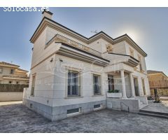 Espectacular Chalet en Venta con Piscina y Sala de Ocio en Arenales del Sol