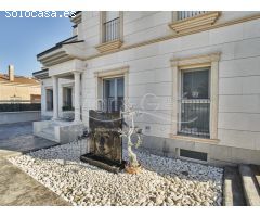 Espectacular Chalet en Venta con Piscina y Sala de Ocio en Arenales del Sol