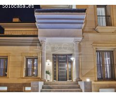 Espectacular Chalet en Venta con Piscina y Sala de Ocio en Arenales del Sol