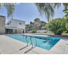 Contemporánea Villa en Venta con Exótico Jardín y Piscina en Alicante