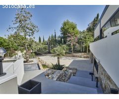 Contemporánea Villa en Venta con Exótico Jardín y Piscina en Alicante