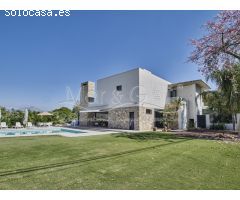 Contemporánea Villa en Venta con Exótico Jardín y Piscina en Alicante