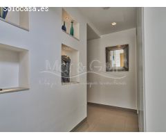 Contemporánea Villa en Venta con Exótico Jardín y Piscina en Alicante
