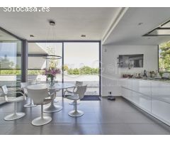 Contemporánea Villa en Venta con Exótico Jardín y Piscina en Alicante