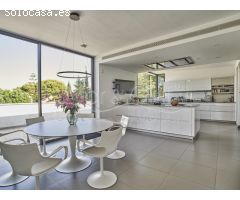 Contemporánea Villa en Venta con Exótico Jardín y Piscina en Alicante
