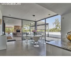 Contemporánea Villa en Venta con Exótico Jardín y Piscina en Alicante