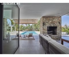 Contemporánea Villa en Venta con Exótico Jardín y Piscina en Alicante