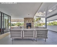 Contemporánea Villa en Venta con Exótico Jardín y Piscina en Alicante