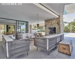 Contemporánea Villa en Venta con Exótico Jardín y Piscina en Alicante