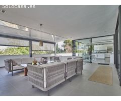 Contemporánea Villa en Venta con Exótico Jardín y Piscina en Alicante