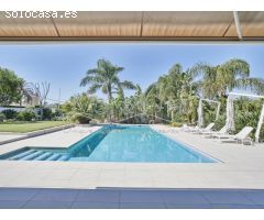 Contemporánea Villa en Venta con Exótico Jardín y Piscina en Alicante