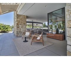 Contemporánea Villa en Venta con Exótico Jardín y Piscina en Alicante