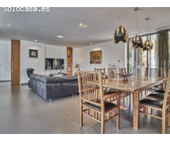 Contemporánea Villa en Venta con Exótico Jardín y Piscina en Alicante