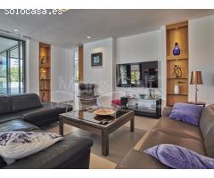 Contemporánea Villa en Venta con Exótico Jardín y Piscina en Alicante