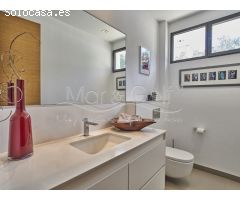 Contemporánea Villa en Venta con Exótico Jardín y Piscina en Alicante