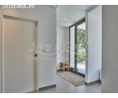 Contemporánea Villa en Venta con Exótico Jardín y Piscina en Alicante