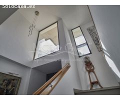 Contemporánea Villa en Venta con Exótico Jardín y Piscina en Alicante