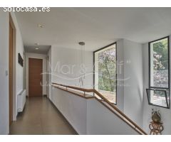 Contemporánea Villa en Venta con Exótico Jardín y Piscina en Alicante