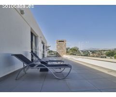 Contemporánea Villa en Venta con Exótico Jardín y Piscina en Alicante