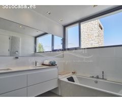 Contemporánea Villa en Venta con Exótico Jardín y Piscina en Alicante