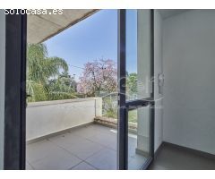 Contemporánea Villa en Venta con Exótico Jardín y Piscina en Alicante