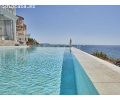 Chalet de Estilo Clásico en Venta en Primera Línea de Pueblo Acantilado