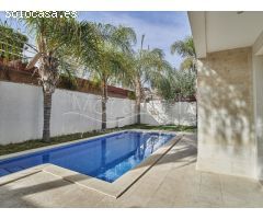 Chalet de Estilo Minimalista en Alquiler con Piscina Junto a La Calita en Cabo