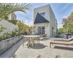 Chalet de Diseño Moderno en Venta en Primera Línea de Alicante Golf