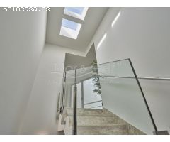Chalet de Diseño Moderno en Venta en Primera Línea de Alicante Golf