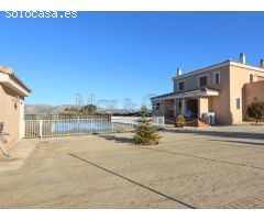 Chalet en Venta con Piscina y Vistas a la Montaña en Villena