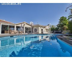 Chalet en Venta con Gran Parcela Ajardinada y Piscina Privada en Cabo de las