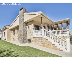 Chalet en Venta con Gran Parcela Ajardinada y Piscina Privada en Cabo de las