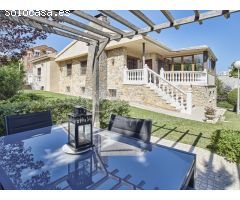 Chalet en Venta con Gran Parcela Ajardinada y Piscina Privada en Cabo de las