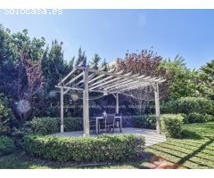 Chalet en Venta con Gran Parcela Ajardinada y Piscina Privada en Cabo de las