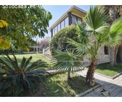 Chalet en Venta con Gran Parcela Ajardinada y Piscina Privada en Cabo de las