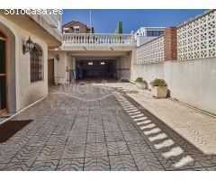 Chalet en Venta con Gran Parcela Ajardinada y Piscina Privada en Cabo de las