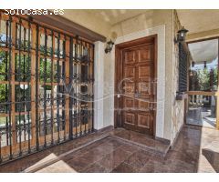 Chalet en Venta con Gran Parcela Ajardinada y Piscina Privada en Cabo de las